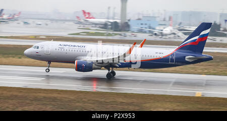 ISTANBUL, Turchia - MARZO 04, 2018: Aeroflot Airbus A320-214 (NC 7653) in atterraggio a Istanbul Ataturk. Aeroflot è la compagnia di bandiera della Federazione russa Foto Stock