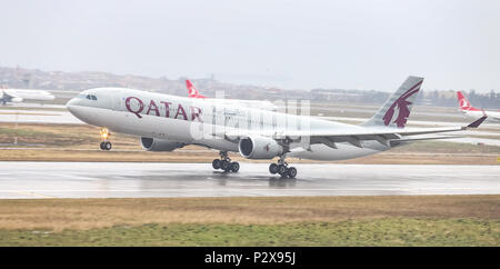 ISTANBUL, Turchia - MARZO 04, 2018: Qatar Airways Airbus A330-302 (CN 789) in atterraggio a Istanbul Ataturk. Qatar Airways ha 213 dimensioni della flotta e mo Foto Stock