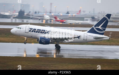 ISTANBUL, Turchia - MARZO 04, 2018: TAROM Airbus A318-111 (NC 3220) in atterraggio a Istanbul Ataturk. TAROM è la compagnia di bandiera della Romania con 23 f Foto Stock