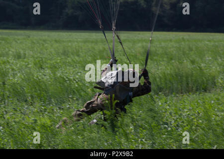 Esercito Tedesco paracadutista Sgt Master. Ingo Ruppert, Luftlande 1 Saarland, atterra su una zona di caduta durante Leapfest 2016 nella zona ovest di Kingston, R.I., Agosto 4, 2016. Leapfest è un paracadute internazionale evento di formazione e competizione ospitata dalla 56th squadrone comando, Rhode Island esercito Guardia Nazionale per promuovere tecniche di alto livello e formazione esprit de corps entro il International Airborne comunità. (U.S. Esercito foto di Sgt. Brady Pritchett / rilasciato) Foto Stock