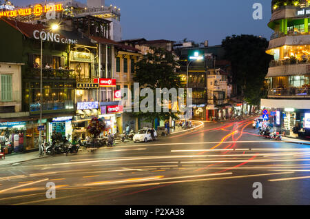 Hanoi, Vietnam - Novembre 2,2017 : vista serale di grande traffico in una intersezione con molte moto e veicoli ad Hanoi, capitale del Vietnam. Foto Stock