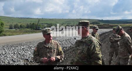 Il Mag. Gen. Brown, Jr. (centro destra), vice comandante generale componenti di riserva, U.S. Esercito, discute il funzionamento risoluta Castello con il Colonnello Robey Brantley (sinistra), dirigente, ingegnere 194th brigata, Armata del Tennessee Guardia Nazionale, il 2 agosto 2016 a Cincu, Romania. L'operazione implica la costruzione militare sparsi per i paesi dell'Europa orientale di Estonia, Ungheria, Romania e Bulgaria ed è guidato dall'Alabama e Tennessee Esercito nazionale di protezione. Il coordinamento tra la parte superiore della leadership, rappresentato dal magg. Gen. Brown e la leadership della Guardia Nazionale unità come la Alab Foto Stock