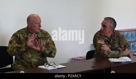 Il Mag. Gen. Brown, Jr. (sinistra), il vice Comandante generale componenti di riserva, U.S. Esercito, discute il funzionamento risoluta Castello con il Colonnello Robey Brantley (a destra), dirigente, ingegnere 194th brigata, Armata del Tennessee Guardia Nazionale, il 2 agosto 2016 a Cincu, Romania. L'operazione implica la costruzione militare sparsi per i paesi dell'Europa orientale di Estonia, Ungheria, Romania e Bulgaria ed è guidato dall'Alabama e Tennessee Esercito nazionale di protezione. Il coordinamento tra la parte superiore della leadership, rappresentato dal magg. Gen. Brown e la leadership della Guardia Nazionale unità come la Alabama e Foto Stock