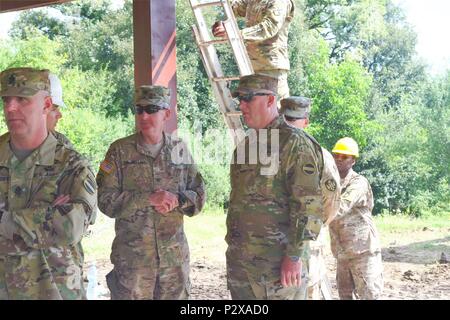 Il Mag. Gen. Brown, Jr. (centro destra), vice comandante generale componenti di riserva, U.S. Esercito, discute il funzionamento risoluta Castello con il Colonnello Robey Brantley (sinistra), dirigente, ingegnere 194th brigata, Armata del Tennessee Guardia Nazionale, il 2 agosto 2016 a Cincu, Romania. L'operazione implica la costruzione militare sparsi per i paesi dell'Europa orientale di Estonia, Ungheria, Romania e Bulgaria ed è guidato dall'Alabama e Tennessee Esercito nazionale di protezione. Il coordinamento tra la parte superiore della leadership, rappresentato dal magg. Gen. Brown e la leadership della Guardia Nazionale unità come la Alab Foto Stock
