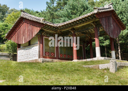 Red scrivanie casa vicino alla tomba di re Kongmin Foto Stock