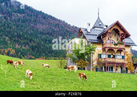 St.Wolfgang, Austria - 24 Ottobre 2017: chalet tradizionale casa e montagne delle Alpi in area Salzkammergut Foto Stock