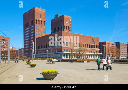 OSLO, Norvegia - 12 Aprile 2010: la gente vicino alla City Hall e Aker Brygge area Foto Stock