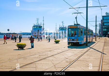 OSLO, Norvegia - 12 Aprile 2010: Oslofjorden. La fermata del tram si trova sul lungomare sulla Aker Brygge area Foto Stock