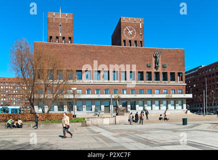 OSLO, Norvegia - 12 Aprile 2010: la gente vicino alla City Hall Foto Stock