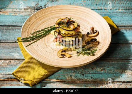 Schichtturm mit Stampfkartoffeln, Auberginen, Zucchini und champignon und Bacon, studio Foto Stock