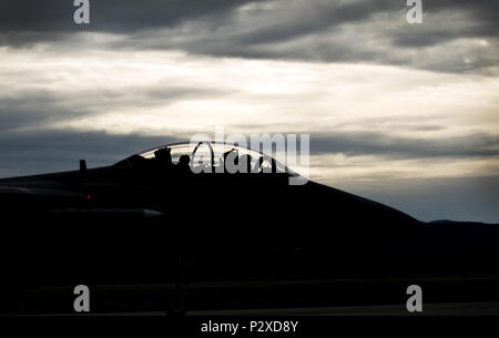 Un U.S. Air Force F-15E Strike Eagle dual-ruolo di aerei da combattimento assegnato alla 336a Fighter Squadron, Seymour Johnson Air Force Base, N.C., si prepara a decollare il Agosto 5, 2016 da Eielson Air Force Base in Alaska, durante il processo di familiarizzazione del giorno bandiera rossa-Alaska (RF-A) 16-3. Originariamente azionato sotto il nome di far fronte il tuono, l'esercizio spostato di Eielson in 1992 da Clark Air Base, Filippine, dopo l'eruzione del Monte Pinatubo nel giugno 15, 1991. Affrontare il tuono è stata nuovamente indicata RF-A in 2006. (U.S. Air Force photo by Staff Sgt. Shawn nichel) Foto Stock