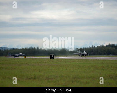 Stati Uniti Air Force F-15E Strike Eagle dual-ruolo di aerei da combattimento assegnato alla 336a Fighter Squadron, Seymour Johnson Air Force Base, N.C., togliere il Agosto 5, 2016 in corrispondenza di Eielson Air Force Base in Alaska, durante il processo di familiarizzazione del giorno bandiera rossa-Alaska (RF-A) 16-3. Originariamente azionato sotto il nome di far fronte il tuono, l'esercizio spostato di Eielson in 1992 da Clark Air Base, Filippine, dopo l'eruzione del Monte Pinatubo nel giugno 15, 1991. Affrontare il tuono è stata nuovamente indicata RF-A in 2006. (U.S. Air Force photo by Staff Sgt. Shawn nichel) Foto Stock