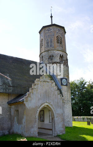 Santa Maria Vergine Chiesa, con la sua torre ottagonale e tetto di paglia navata nel villaggio di Beachamwell, Norfolk, Regno Unito Foto Stock