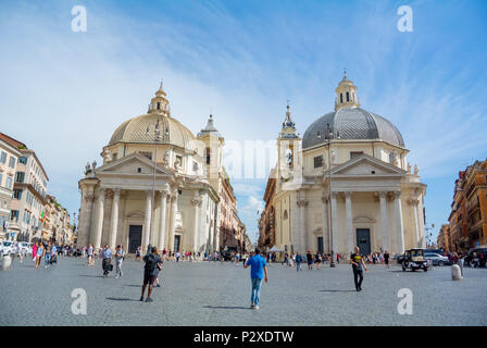Turisti della chiesa di Santa Maria dei Miracoli e della chiesa di Santa Maria in Montesanto in Piazza del popolo, Roma, Italia, Europa. Foto Stock