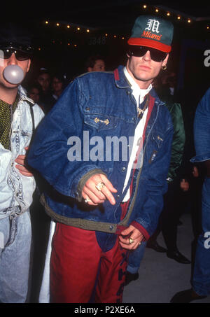 LOS ANGELES, CA - 17 ottobre: Rapper gelato alla vaniglia, aka Robert Matthew Van Winkle partecipa alla premiere di 'Cool come ghiaccio' il 17 ottobre 1991 a Los Angeles, California. Foto di Barry re/Alamy Stock Photo Foto Stock