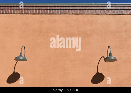 Accessori per luce con ombra su fuori di Applebee muro in Santa Fe Foto Stock