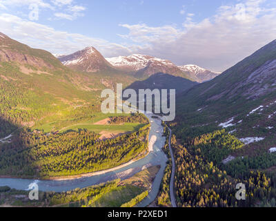 Vista aerea della valle in Jostedalsbreen parco nazionale in Norvegia in una giornata di sole Foto Stock