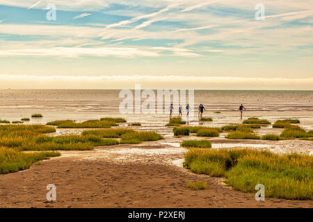 Giovani ragazzi godendo una giornata in spiaggia in Pegwell bay, BROADSTAIRS KENT, Inghilterra Foto Stock