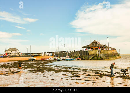 Ragazzi divertirsi sul bordo dell'acqua sulla spiaggia di viking bay, BROADSTAIRS KENT, Inghilterra Foto Stock