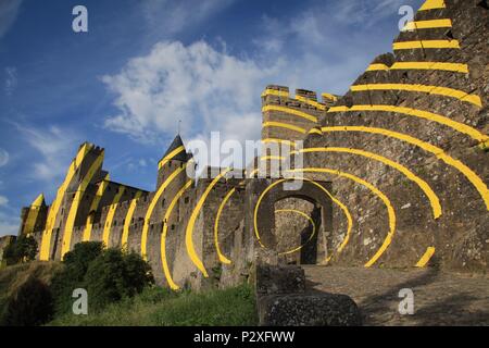 Felice Varini's concentrici cerchi di colore giallo sulle pareti di Carcassonne la città vecchia. Celebrazione nel 2018 di 20 anni come sito del Patrimonio Mondiale dell'UNESCO. Foto Stock