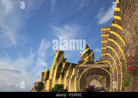 Felice Varini's concentrici cerchi di colore giallo sulle pareti di Carcassonne la città vecchia. Celebrazione nel 2018 di 20 anni come sito del Patrimonio Mondiale dell'UNESCO. Foto Stock