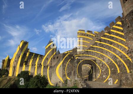 Felice Varini's concentrici cerchi di colore giallo sulle pareti di Carcassonne la città vecchia. Celebrazione nel 2018 di 20 anni come sito del Patrimonio Mondiale dell'UNESCO. Foto Stock