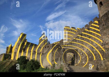 Felice Varini's concentrici cerchi di colore giallo sulle pareti di Carcassonne la città vecchia. Celebrazione nel 2018 di 20 anni come sito del Patrimonio Mondiale dell'UNESCO. Foto Stock