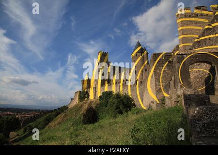 Felice Varini's concentrici cerchi di colore giallo sulle pareti di Carcassonne la città vecchia. Celebrazione nel 2018 di 20 anni come sito del Patrimonio Mondiale dell'UNESCO. Foto Stock