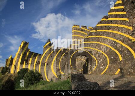 Felice Varini's concentrici cerchi di colore giallo sulle pareti di Carcassonne la città vecchia. Celebrazione nel 2018 di 20 anni come sito del Patrimonio Mondiale dell'UNESCO. Foto Stock