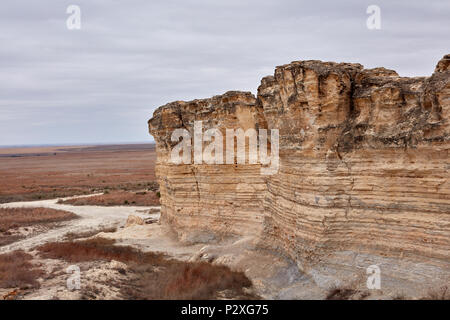 Scogliere verticali di pietra calcarea erosa di Castle Rock Badlands in Kansas che mostra i diversi strati di strati di roccia esposta agli agenti atmosferici Foto Stock