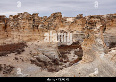 Castle Rock Badlands, Gove County, Kansas con weathered eroso formazioni di calcare in un arido paesaggio arido Foto Stock