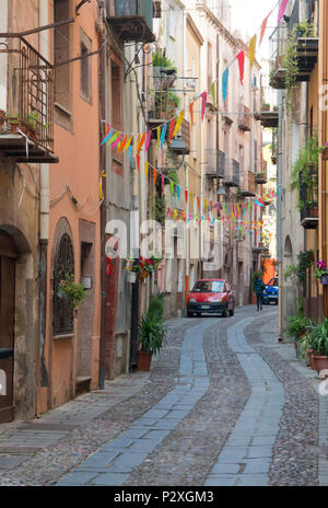 Classic Street scene di Bosa, Sardegna, Italia Foto Stock