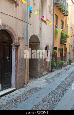 Classic Street scene di Bosa, Sardegna, Italia Foto Stock