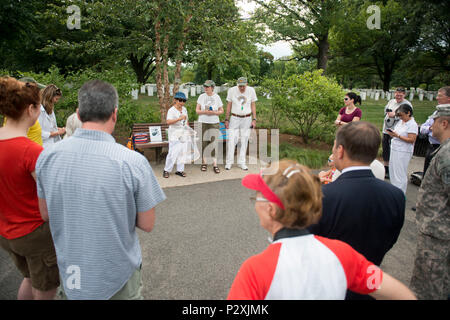 Da sinistra, Teresa Lim, Cindy Waccurbarth e Paolo Waccurbarth, tutti volontari con Monarch Teacher Network, dare il commento a quasi 30 partecipanti di una farfalla in rilascio il Cimitero Nazionale di Arlington, e il Agosto 9, 2016 in Arlington, Virginia il cimitero di vegetali diversi tipi di milkweed locale che farfalle monarca bisogno per deporre le uova. (U.S. Foto dell'esercito da Rachel Larue/Al Cimitero Nazionale di Arlington/rilasciato) Foto Stock
