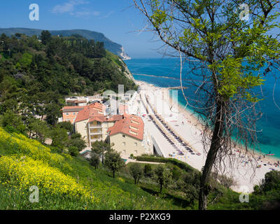 La splendida e incontaminata spiaggia di Numana, il monte Conero, Italia. Foto Stock