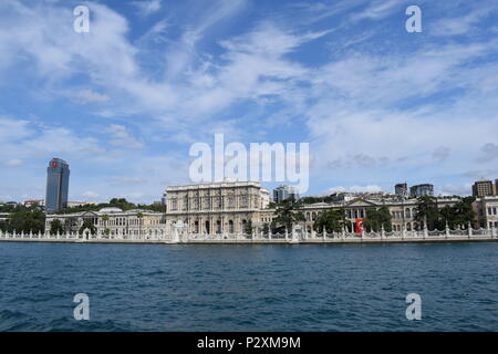 Vista del palazzo dal Bosforo Foto Stock