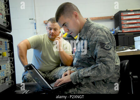 Avieri assegnato al 134Air Control Squadron comunicare con aria il personale di controllo attraverso gli Stati Uniti, McConnell Air Force Base, Kansas, e il agosto 4. La 134ACS funge da hub centrale per stato-laterale di comunicazione via satellite. (U.S. Air Force Foto di Senior Airman Lauren Penney) Foto Stock