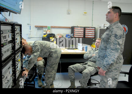 Avieri assegnato al 134Air Control Squadron comunicare con aria il personale di controllo attraverso gli Stati Uniti, McConnell Air Force Base, Kansas, e il agosto 4. La 134ACS funge da hub centrale per stato-laterale di comunicazione via satellite. (U.S. Air Force Foto di Senior Airman Lauren Penney) Foto Stock