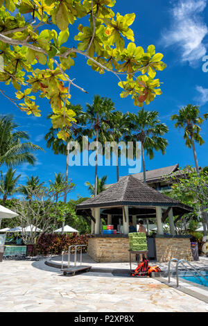 Lettini e ombrellone su una spiaggia di sabbia bianca allo Shangri La Rasa Ria Hotel e Resort in Kota Kinabalu, Borneo Malaysia Foto Stock