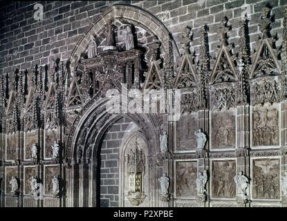 CAPILLA DEL SANTO CALIZ - retablo gotico FLAMIGERO CON ALTORRELIEVES DE ALABASTRO DE GIULIANO POGGIBONSI - SIGLO XV. Autore: DALMAU ANTONIO / FLORENTI JULIA. Posizione: CATEDRAL-interno, VALENCIA, Spagna. Foto Stock