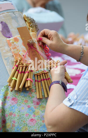 Active senior workshop per persone con tradizionale merletto a fuselli crochet. Dettaglio delle mani e svuotare lo spazio di copia per l'editor di testo. Foto Stock