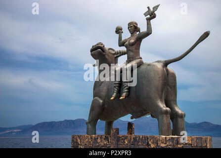 Il 'il rapimento di Europa" scultura (dall artista Nikos Koundouros) in Agios Nikolaos town, Lassithi, prefettura, Creta, Grecia. Foto Stock