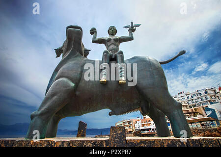 Il 'il rapimento di Europa" scultura (dall artista Nikos Koundouros) in Agios Nikolaos town, Lassithi, prefettura, Creta, Grecia. Foto Stock