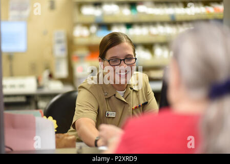 Il Corpus Christi, Texas -- Hospital Corpsman 3rd Class Kelly E. Bartin, nativo di Goldsboro, Maryland e una farmacia tecnico al Naval Health Clinic Corpus Christi, promuove la prevenzione sanitaria dei pazienti quando segno per le loro prescrizioni incoraggiandoli a includono l'esercizio e la dieta nel loro regime giornaliero. (U.S. Navy foto di Bill W. Amore, NHCCC Affari pubblici/rilasciato) Foto Stock