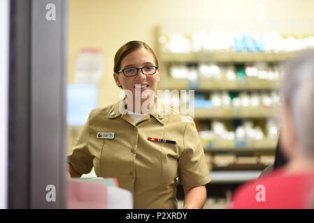 Il Corpus Christi, Texas -- Hospital Corpsman 3rd Class Kelly E. Bartin, nativo di Goldsboro, Maryland e una farmacia tecnico al Naval Health Clinic Corpus Christi, promuove la prevenzione sanitaria dei pazienti quando segno per le loro prescrizioni incoraggiandoli a includono l'esercizio e la dieta nel loro regime giornaliero. (U.S. Navy foto di Bill W. Amore, NHCCC Affari pubblici/rilasciato) Foto Stock