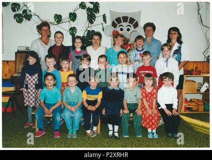 La Repubblica cecoslovacca - circa novanta: Retro mostra fotografica bambini pongono nella scuola materna (vivaio) con insegnanti di sesso femminile. Vintage fotografia a colori. Foto Stock