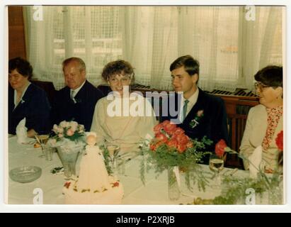 La Repubblica cecoslovacca - circa novanta: Retro mostra fotografica di novelli sposi ed ospiti di nozze durante la festa di nozze (reception). Vintage fotografia a colori. Foto Stock