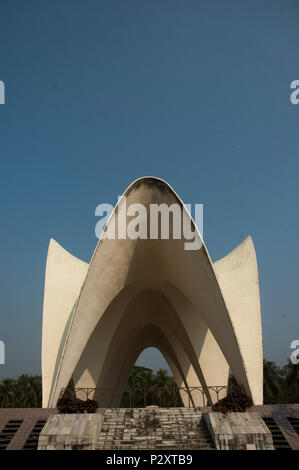 Il mausoleo dei leader nazionali, localmente noto come 'Tin Netar Majar' all'angolo sud-ovest del Suhrawardy Uddyan a Dhaka, nel Bangladesh. Questo è l'indirizzo e Foto Stock