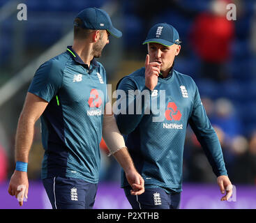 L'Inghilterra del Jason Roy (destra) parla di Liam Plunkett dopo la partita durante una giornata internazionale corrisponde all'SSE SWALEC Stadium di Cardiff. Foto Stock