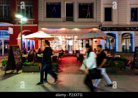 Sopot, Polonia - 13 Maggio 2018: persone stanno godendo la loro notte fuori in un ristorante esterno a eroi di Monte Cassino Street (Ulica Bohaterów Monte Cas Foto Stock